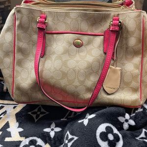 Nice bright Coach bag. Perfect for spring/summer
